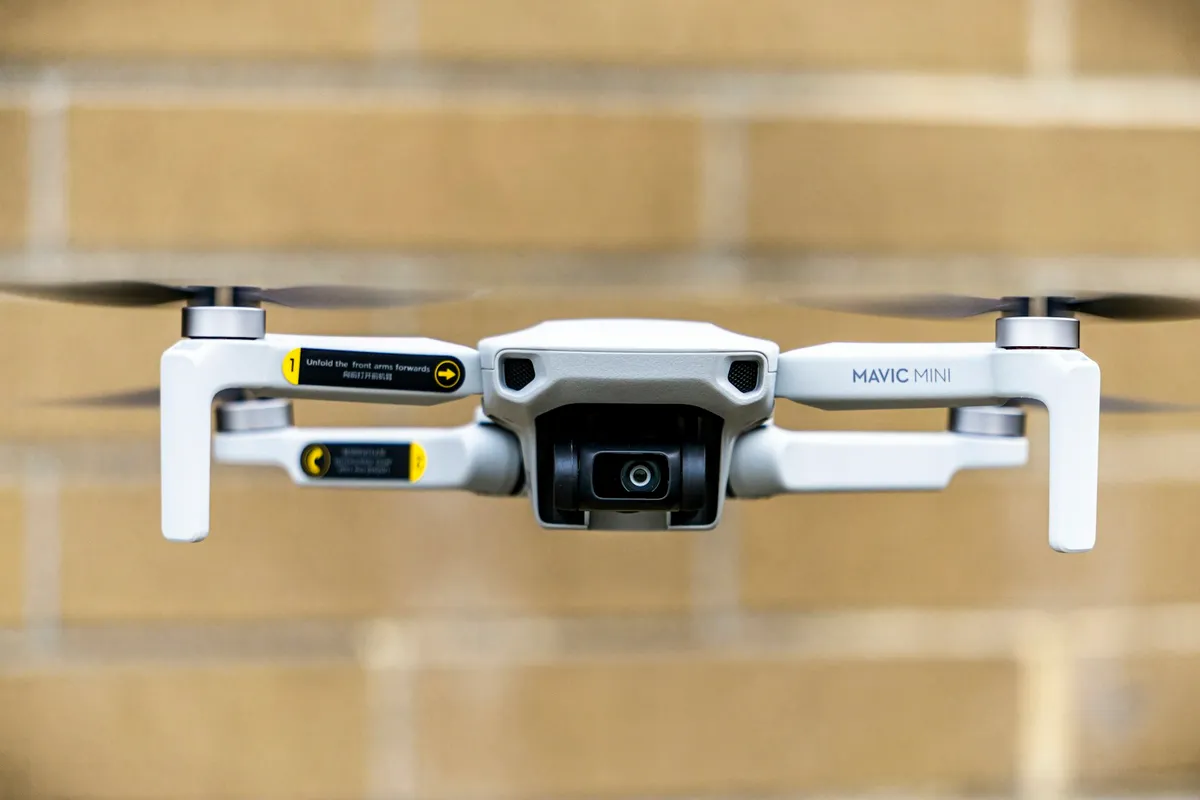 Professionelle DJI Inspektionsdrohne mit Wärmebildkamera im Einsatz